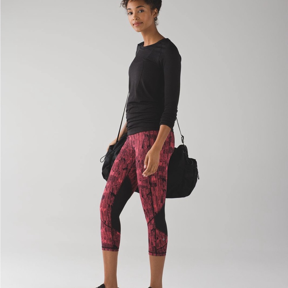 Lululemon Pace Rival Crop (19")
Down Pour Electric Coral Black / Black - Size 4